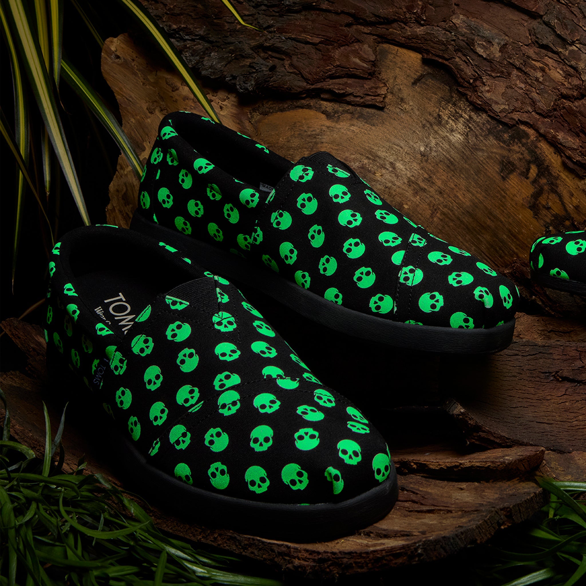 Mens Alp FWD Black Glow In The Dark Halloween Skulls - Image 2
